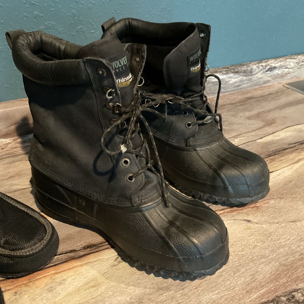 Wolverine Men's Black Insulated Boots preowned has some signs of where